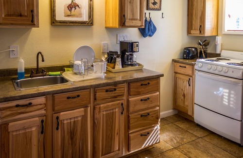 Burney Hotel | Charm Motel & Suites