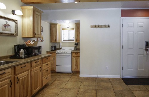 Burney Hotel | Charm Motel & Suites