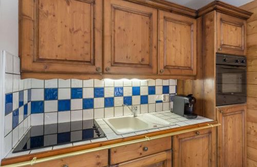 Meribel Village Apartment | Charmant 3 pièces avec 2 chambres, terrasse, parking et Wi-Fi à Méribel - FR-1-566-61