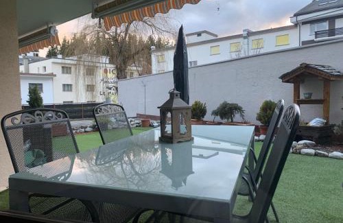 Montana Apartment | Charmant appartement, hyper central, à 2 min de tout, énorme terrasse privée et parking couvert