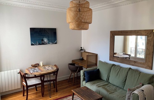 Combat Apartment | Charmant Appartement à Côté du Canal St. Martin