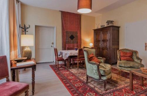 Vesoul Apartment | Charmant appartement historique à Vesoul, avec WIFI et parking - FR-1-583-508
