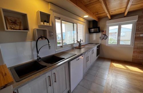 Gruissan Plage Ski Chalet | Charmant Chalet Rangée 9 avec Wifi, Climatisation et Terrasse - 250m de la Plage, 6 pers - FR-1-784-7