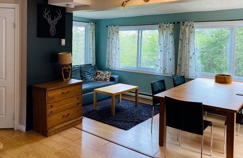 Saint-Sauveur Ski Chalet | Charmant petit chalet dans la forêt