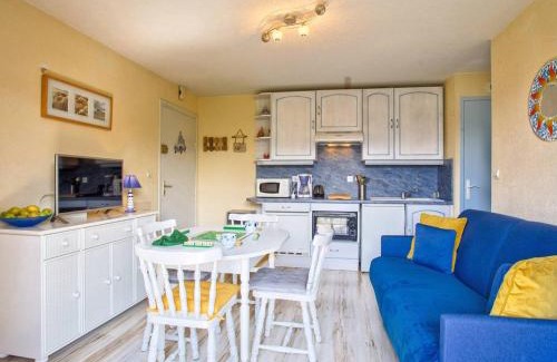 Le Home Apartment | Charmant T2 à 300m de la plage en Normandie – Balcon, parking et local vélo inclus - FR-1-788-21