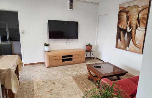 Sommieres Apartment | Charme et piscine dans le Gard salon et deux chambres