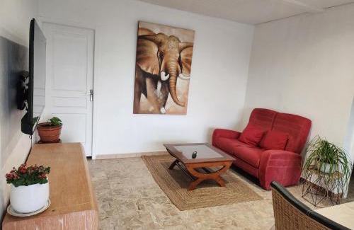 Sommieres Apartment | Charme et piscine dans le Gard salon et deux chambres