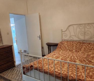 Sommieres Apartment | Charme et piscine dans le Gard salon et deux chambres