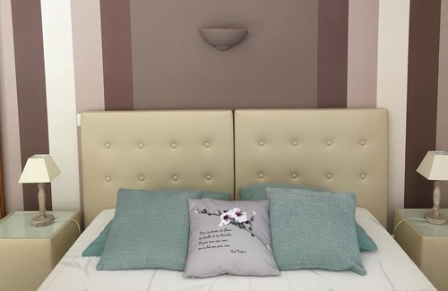 Chantemerle-les-Grignan Bed & Breakfast | Charming guest rooms at the Mas des Poètes