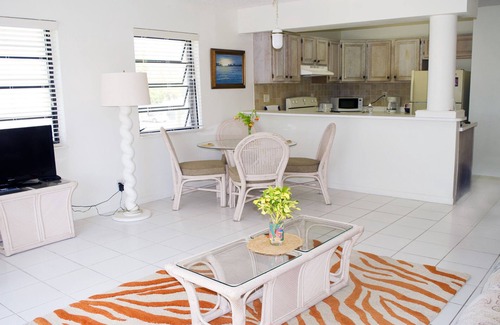 Williams Town Apartment | Charming 1-bed Apartment with Pool and Waterway View - very close to the Beach