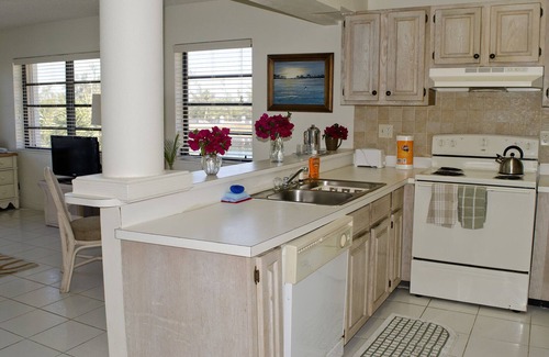 Williams Town Apartment | Charming 1-bed Apartment with Pool and Waterway View - very close to the Beach