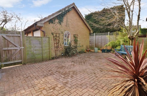 Locks Heath House | Charming 1 bed detached coach house in peaceful Locks Heath with super fast WiFi