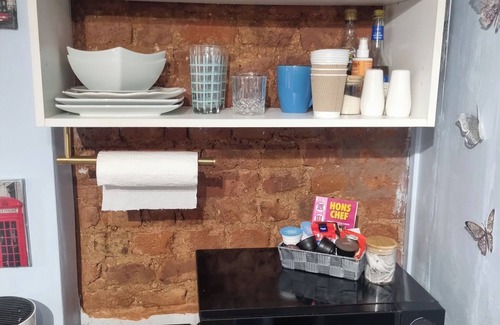 Fulwell and Hampton Hill Apartment | Charming 1-Bed Studio annex, parking, kitchen,WiFi