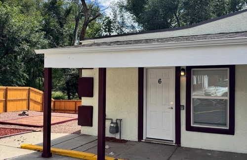 West Colorado Springs Apartment | Charming 1-bedroom apartment in marvelous Colorado Springs with AC and heating