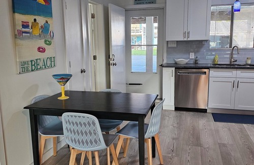 Atlantic Beach Apartment | Charming 1-bedroom apartment with King Bed. No Stairs. Steps to the Ocean.