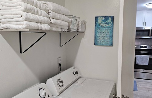 Atlantic Beach Apartment | Charming 1-bedroom apartment with King Bed. No Stairs. Steps to the Ocean.