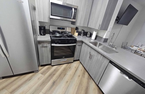 Marina del Rey Apartment | Charming 1-Bedroom by the ocean in Marina del Rey Pool Gym Hot Tub BBQ