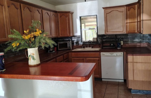 Squaw Valley House | Charming 1-bedroom house in serene Yokuts Valley with WiFi, AC