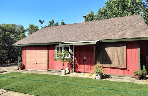 Squaw Valley House | Charming 1-bedroom house in serene Yokuts Valley with WiFi, AC