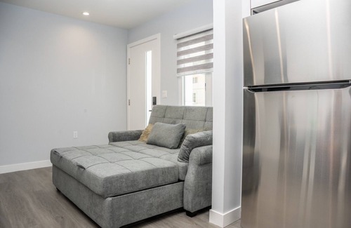 Glendale House | Charming 1 bedroom 1 bathroom guest house with AC, WiFi in brilliant Glendale