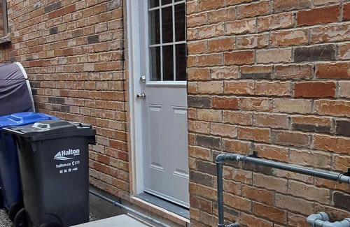Oakville Apartment | Charming 1-bedroom apartment in delightful Oakville with WiFi, AC