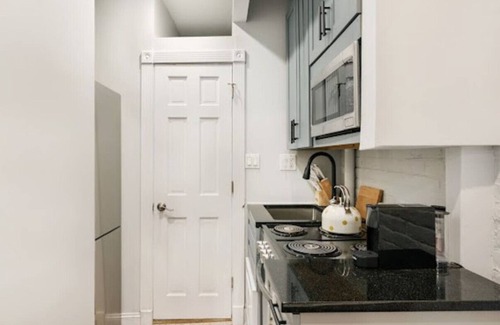 Union Square Apartment | Charming 1-Bedroom Apartment in the Heart of EV