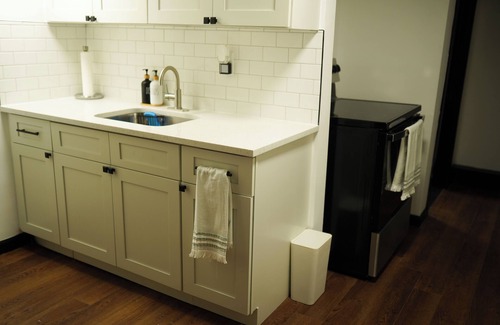 Queens Apartment | Charming 1-Bedroom Apartment in Fabulous Queens with Wifi and AC