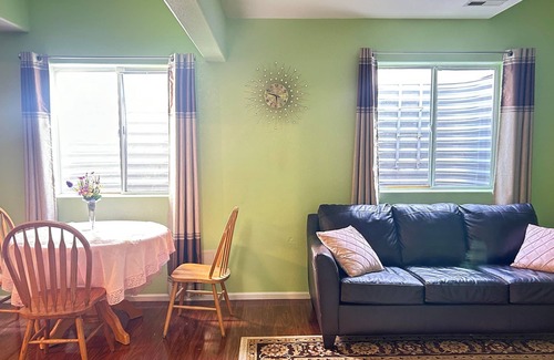 Southridge House | Charming 1-bedroom basement, 962 sq ft with WiFi, AC in delightful Littleton
