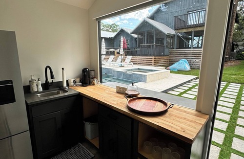 Niceville Cottage | Charming 1-bedroom Bayfront cottage with dock access in Niceville