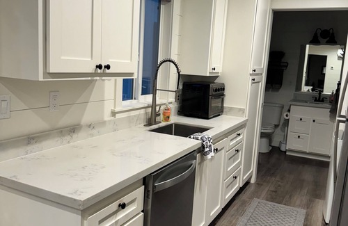 Glendale House | Charming 1-bedroom, bath - Tiny Home with WiFi, AC with a Pickleball Court