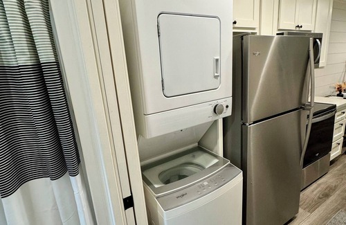 Glendale House | Charming 1-bedroom, bath - Tiny Home with WiFi, AC with a Pickleball Court