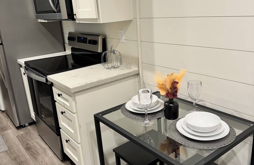 Glendale House | Charming 1-bedroom, bath - Tiny Home with WiFi, AC with a Pickleball Court