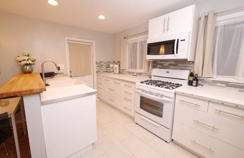 North Central Apartment | Charming 1-bedroom bungalow located in the heart of Pasadena.