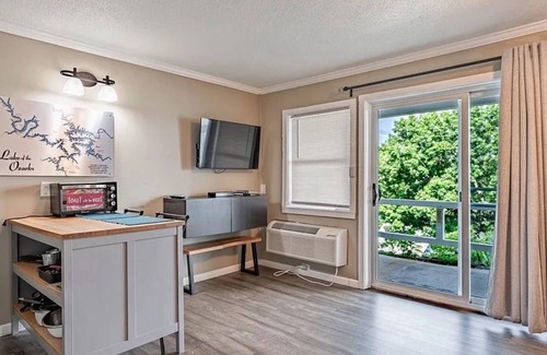 Lake Ozark Condo | Charming 1-bedroom condo in Lake Ozark. On the lake in prime location-4MM