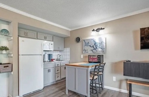 Lake Ozark Condo | Charming 1-bedroom condo in Lake Ozark. On the lake in prime location-4MM