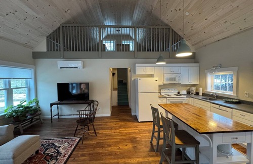 Woodstock Cottage | Charming 1-bedroom cottage on a pond in Woodstock with WiFi and AC