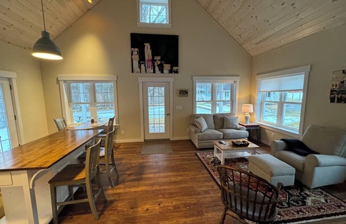 Woodstock Cottage | Charming 1-bedroom cottage on a pond in Woodstock with WiFi and AC