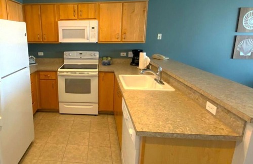 Seaside Condo | Charming 1-bedroom condo in amazing Seaside with fitness room, AC