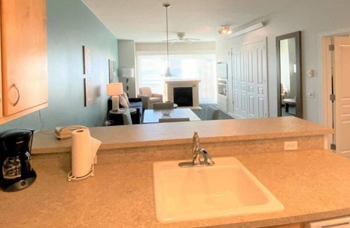 Seaside Condo | Charming 1-bedroom condo in amazing Seaside with fitness room, AC