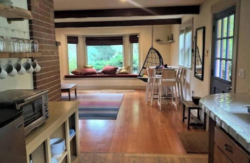 Scholls Cottage | Charming 1-bedroom cottage in a peaceful garden setting.