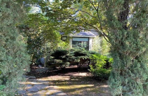 Scholls Cottage | Charming 1-bedroom cottage in a peaceful garden setting.