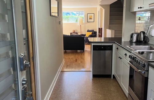 Riley Park-Little Mountain House | Charming 1-bedroom Garden Home in Central Vancouver with WiFi access