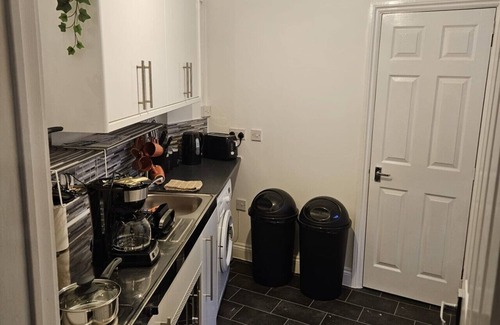 Southampton Apartment | Charming 1-Bedroom with Balcony