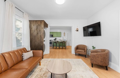 Providence House | Charming 1-bedroom house with WiFi, AC in Providence