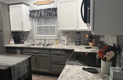 Flat Rock House | Charming 1-bedroom house with WiFi and AC in Flat Rock. Quiet and peaceful.