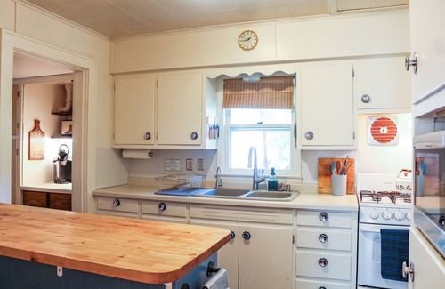 Allouez House | Charming 1-bedroom house in peaceful Green Bay with WiFi, AC