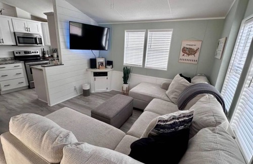 Braden River House | Charming 1-bedroom home in Sun Outdoors, Sarasota with WiFi, fitness room