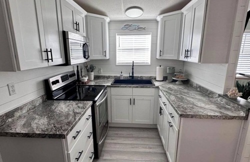 Braden River House | Charming 1-bedroom home in Sun Outdoors, Sarasota with WiFi, fitness room