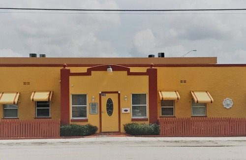 Hialeah House | Charming 1-bedroom hotel with WiFi, AC in pleasant Hialeah Unit#2