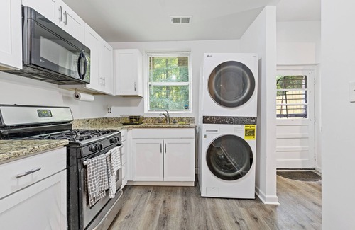 Atlanta House | Charming 1-bedroom house in superb Atlanta with WiFi, AC and washer and dryer.